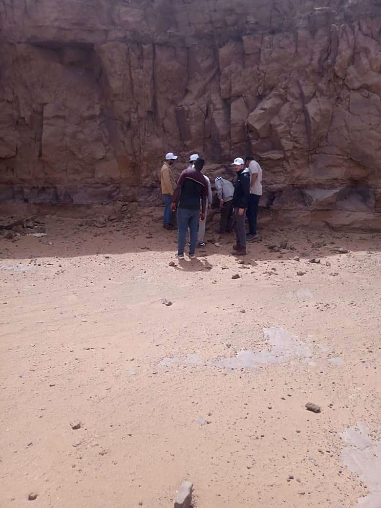 فريق المسح الجيولوجي لشركة وادي السوف يعاين تشكيلات صخرية في موقع تعديني بفزّان