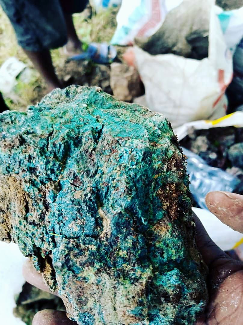 عينة خام نحاس (ملكيت) خضراء اللون من موقع تعديني تابع لشركة وادي السوف